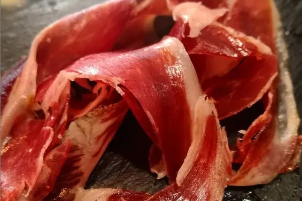 Los Hidalgo Jamón Ibérico , productor de Jamón en la localidad de Guijuelo, Salamanca